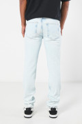 Jean azul claro slim con desgastes, rotos y tiro bajo